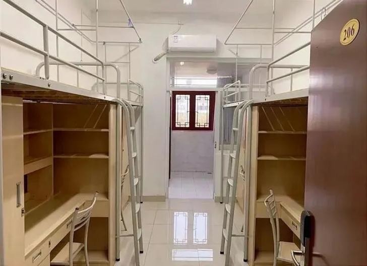 宿舍上床下桌四人间实拍